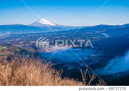 (Shizuoka Prefecture) View of Mt. Fuji from the snowy Izu Skyline (Shizuoka Prefecture) View of Mt. Fuji from the snowy Izu Skyline 89717178
