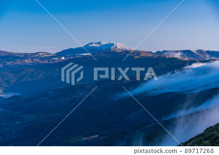 (Shizuoka Prefecture) View of Hakone Komagatake from the snowy Izu Skyline 89717268