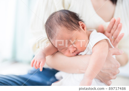 寶寶吃完奶後打嗝 89717486