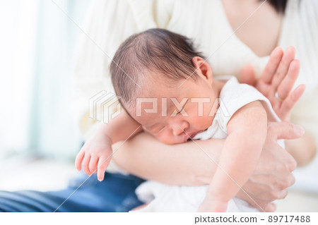 寶寶吃完奶後打嗝 89717488