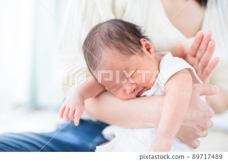 寶寶餵奶後打嗝 新生兒微笑 89717489