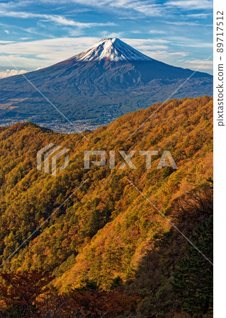 Mountain range of autumn leaves and Mt. Fuji seen from Mitsutoge Mountain range of autumn leaves and Mt. Fuji seen from Mitsutoge 89717512