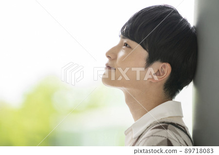 一個 20 多歲的男人的個人資料 89718083