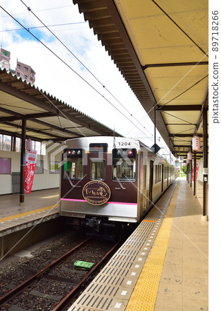 福島交通1000系列列車停靠飯坂溫泉站 89718266