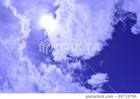 雨後晴朗的藍天和強大的雲層 雨後晴朗的藍天和強大的雲層 89718706
