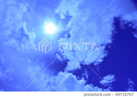 雨後晴朗的藍天和強大的雲層 89718707