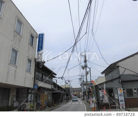 春天多雲的富岡站前的城市景觀 春天多雲的富岡站前的城市景觀 89718728