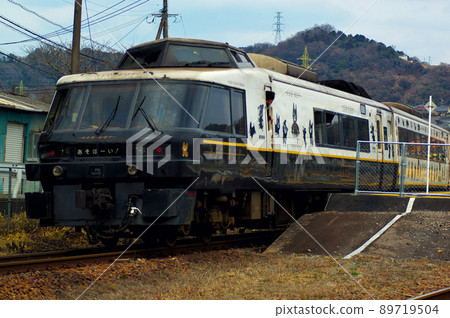 Limited express Limited express 89719504