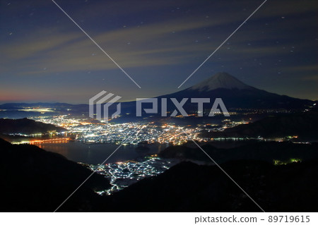 從神道山口眺望富士山和河口湖的夜景 89719615