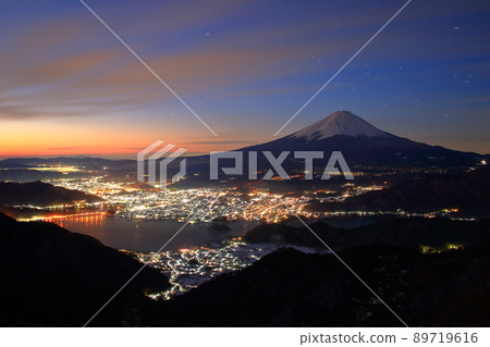 Dawn of Mt. Fuji and Lake Kawaguchi seen from Shindo Pass Dawn of Mt. Fuji and Lake Kawaguchi seen from Shindo Pass 89719616