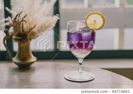 Cafe decorated with dried flowers 89719662