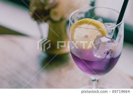 Cafe decorated with dried flowers 89719664