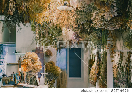 Cafe decorated with dried flowers 89719676