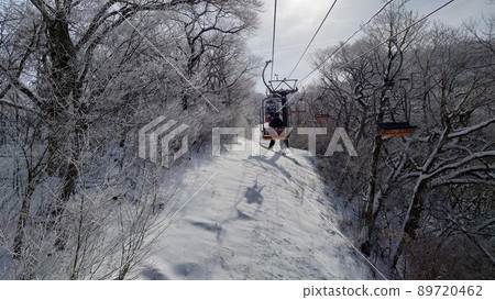 在雪景中升降 89720462