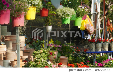 掛著漂亮花盆的花店風景 掛著漂亮花盆的花店風景 89720582