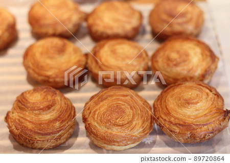 新鮮出爐的圓形羊角麵包 新鮮出爐的圓形羊角麵包 89720864