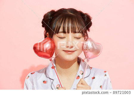 粉紅色背景中一位穿著睡衣的年輕女子的肖像 89721003