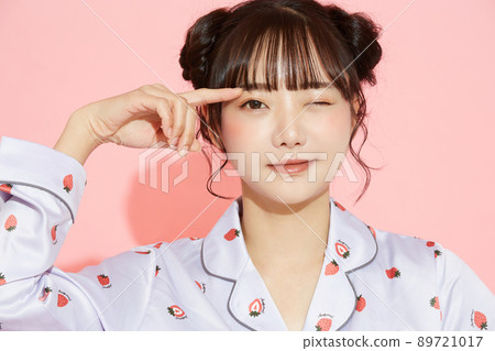 粉紅色背景中一位穿著睡衣的年輕女子的肖像 89721017