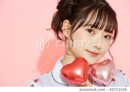 粉紅色背景中一位穿著睡衣的年輕女子的肖像 89721026