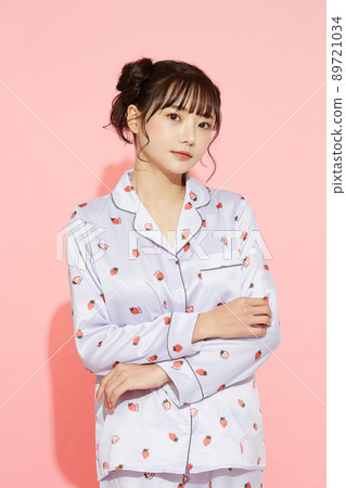 粉紅色背景中一位穿著睡衣的年輕女子的肖像 89721034