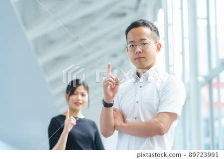 舉食指的商務人士 89723991