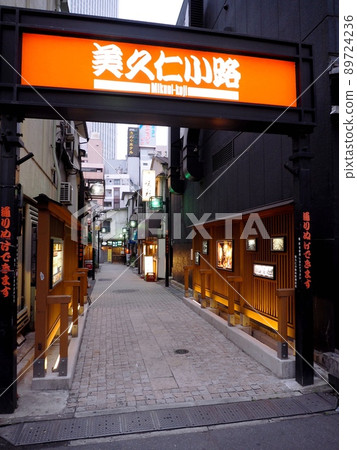 An alleyway in Higashi-Ikebukuro. 89724236