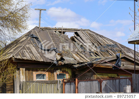 Old wooden ruined house, old rural architecture. Old roof 89725057