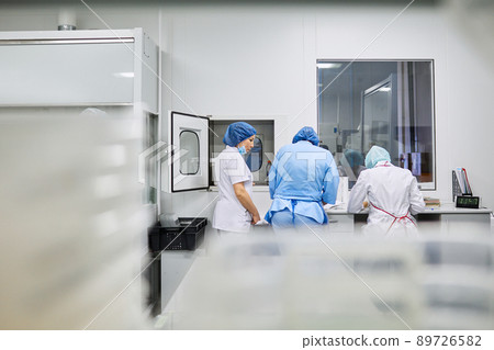 Women work in the lab. Conducts experiments on vaccines. Women work in the lab. Conducts experiments on vaccines. 89726582