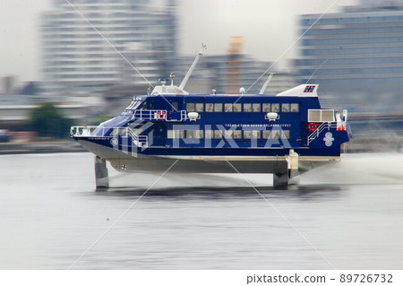 A refreshing sprint on the surface of the sea ... A jet wheel that runs through the harbor of Tokyo 89726732