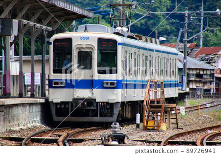 To the terminal station "Kuzuu" in the mountains ... Veteran commuter car "8000 series" 89726941