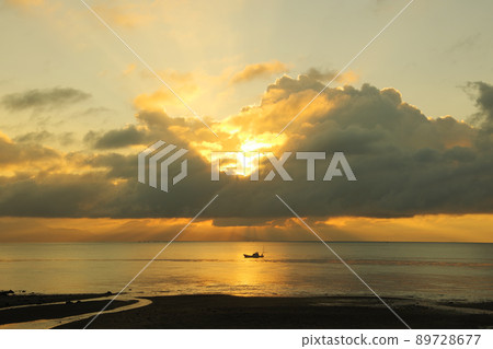 從雲層向天空和有明海放射的晨光 從雲層向天空和有明海放射的晨光 89728677