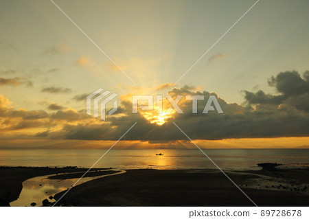 從雲層向天空和有明海放射的晨光 從雲層向天空和有明海放射的晨光 89728678