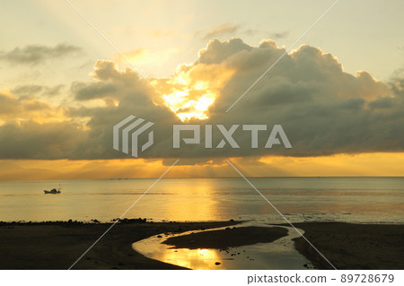 Morning light radiating from the clouds to the sky and the Ariake Sea Morning light radiating from the clouds to the sky and the Ariake Sea 89728679