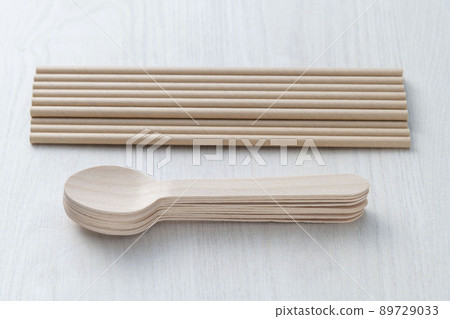 由環保紙製成的紙吸管和勺子 由環保紙製成的紙吸管和勺子 89729033