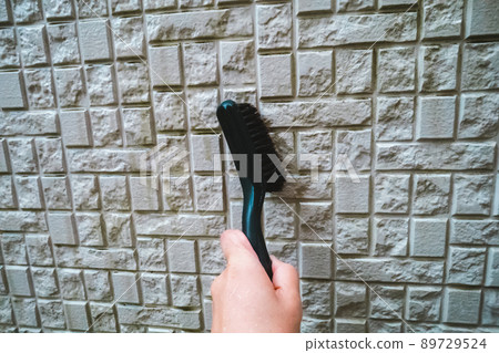 Rub the moss on the outer wall with a brush 89729524