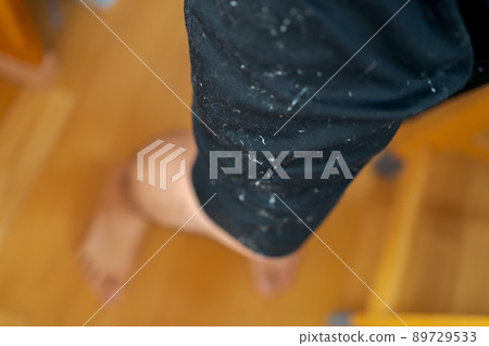 Dust on black clothes stands out 89729533