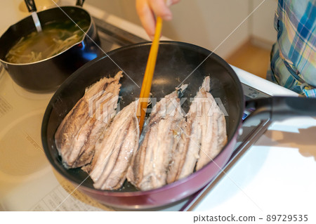 Grilled saury in a frying pan 89729535