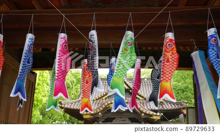 一條在神社境內劇烈游動的鯉魚旗 89729633