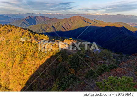 Mountains of Misaka and the Southern Alps seen from Mitsutoge in the early morning 89729645