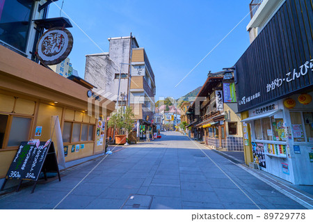 See the beginning of souvenir shops and stone steps from the Kompira approach to Kotohira Town, Kagawa Prefecture 89729778