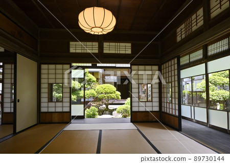 A garden seen from the living room of a merchant house in the Edo period 89730144
