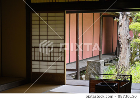 The courtyard seen from the room of a merchant house in the Edo period The courtyard seen from the room of a merchant house in the Edo period 89730150