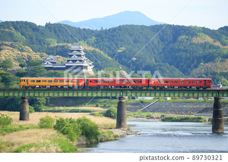 第二代“伊予灘物語”（JR 四國）以小津城為背景，穿越羊川川 89730321