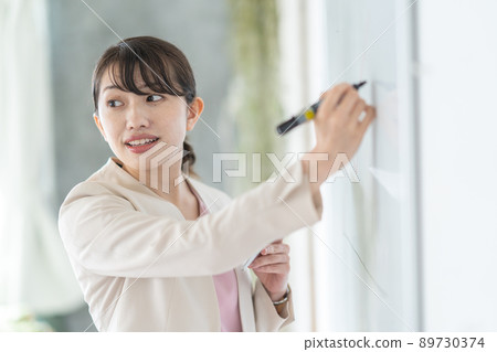 Business woman presentation Business woman presentation 89730374