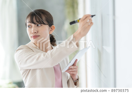 Business woman presentation 89730375