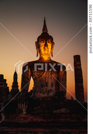 Sunset at Wat Mahathat buddha and temple in Sukhothai Historical Park 89731596