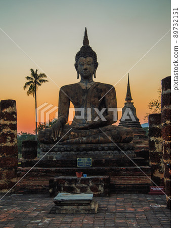 Sunset at Wat Mahathat buddha and temple in Sukhothai Historical Park Sunset at Wat Mahathat buddha and temple in Sukhothai Historical Park 89732151