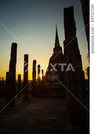 Sunset at Wat Mahathat buddha and temple in Sukhothai Historical Park 89732166