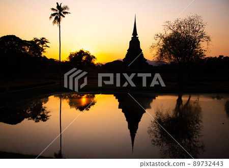 Sunset at Wat Mahathat buddha and temple in Sukhothai Historical Park Sunset at Wat Mahathat buddha and temple in Sukhothai Historical Park 89732443