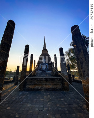 Sunset at Wat Mahathat buddha and temple in Sukhothai Historical Park 89732445